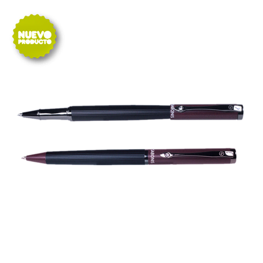 JUEGO DE BOLÍGRAFO + ROLLER CON CUERPO INFERIOR ESTRIADO TIPO CAUCHO COLOR NEGRO Y VINO, CON DETALLES EN COLOR PELTRE.Su diseño es la combinación del buen hacer lujo y personalidad. Ideal para las grandes ocasiones y el momento exacto para ser utilizada. Calidad garantizada.Precio por juego, incluye estuche.Color: Vino con negro.Tinta: Negra.