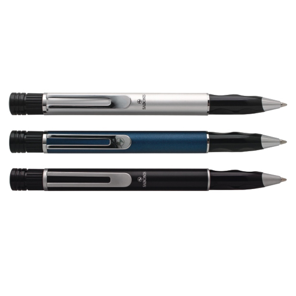 Bolígrafo de Metal.Su diseño es la combinación del buen hacer, lujo y personalidad. Ideal para las grandes ocasiones y el momento exacto para ser utilizada. Calidad garantizada.Precio unitario, incluye estuche.Color: Plata, azul y negro.Tinta: Negra.