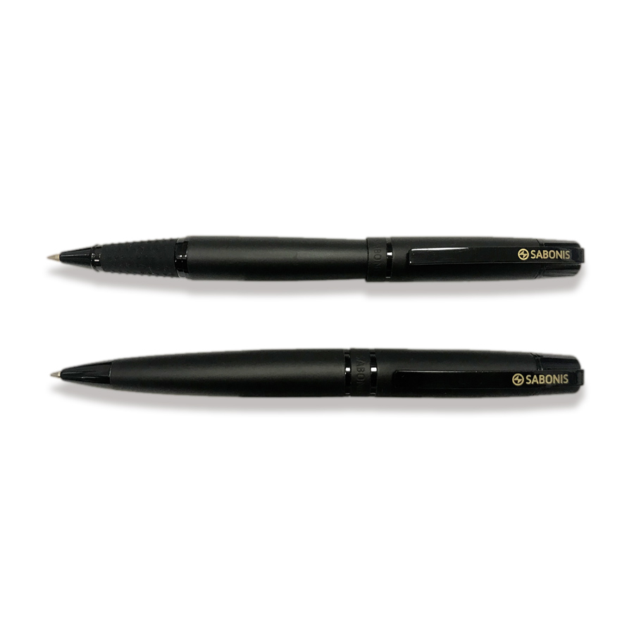 Juego de Bolígrafo + Roller SABONIS.Su diseño es la combinación del buen hacer lujo y personalidad. Ideal para las grandes ocasiones y el momento exacto para ser utilizada. Calidad garantizada.Precio unitario, incluye estuche.Color: Negro.Tinta: Negra.
